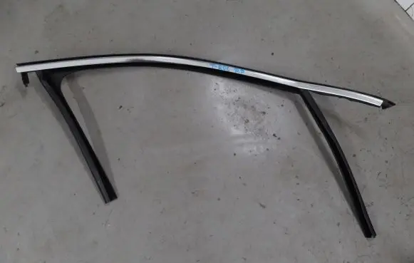 Volkswagen T-Roc Front door window/glass frame 2GA837432
