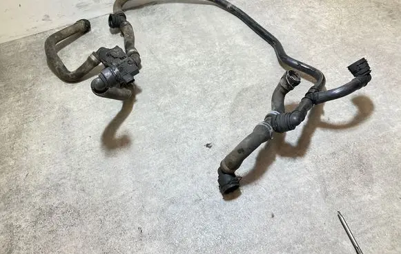 Mercedes-Benz Sprinter W907 W910 Engine coolant pipe/hose A9075011800