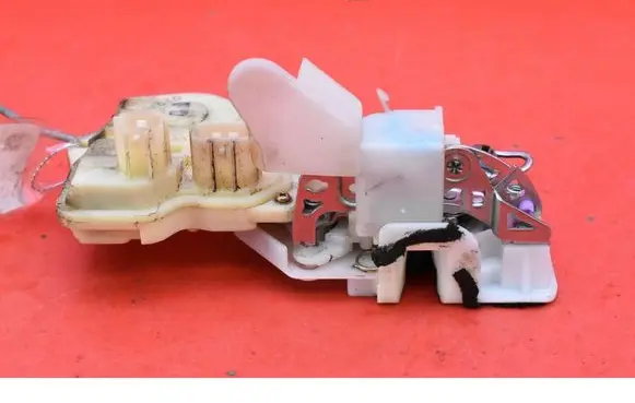 Honda CR-V Front door lock 