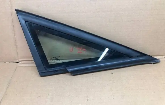 Seat Leon (1P) Front triangle window/glass 1P0845412