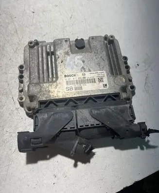Opel Zafira B Engine control unit/module 55575556 1039S39899 0281017064