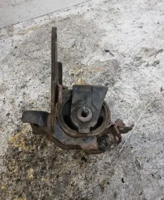 Toyota Avensis T250 Engine mount bracket