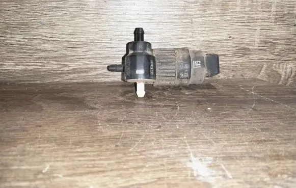 Opel Vectra B Headlight washer pump 09586638