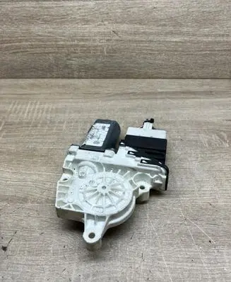 Skoda Octavia Mk2 (1Z) Rear door window regulator motor 996644101