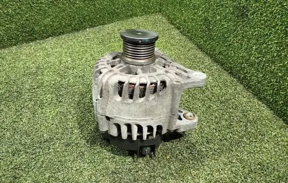 Opel Vivaro Generator/alternator 231008633R FG15T071 215007365