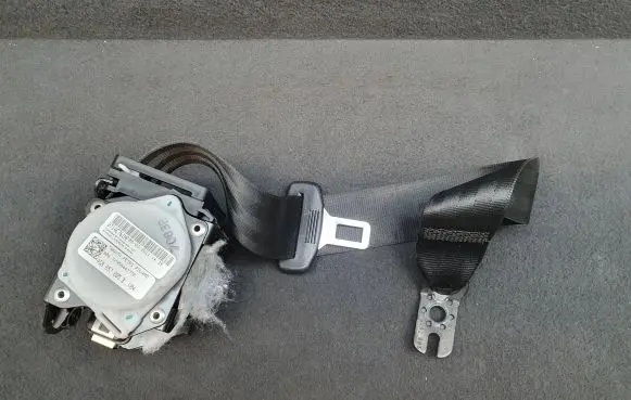 Rear seatbelt