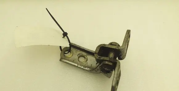 Mitsubishi L200 Front door lower hinge 