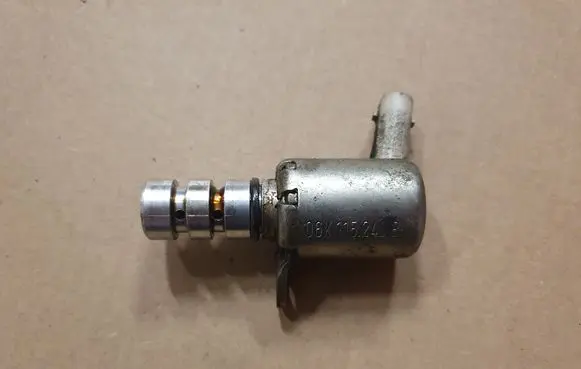 Volkswagen Golf VII Oil pressure sensor 06K115243B