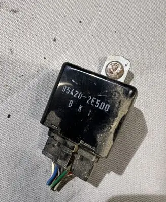 Hyundai Tucson JM Window wiper relay 954202E500