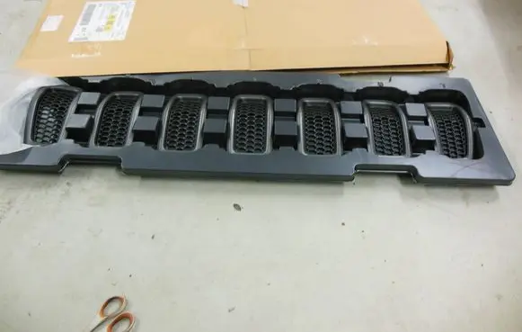 Jeep Cherokee Front bumper upper radiator grill 68138335AA