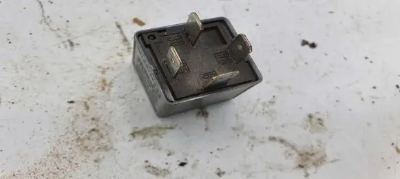 Volkswagen PASSAT B5 Other relay 8D0851253A V23134B52X301