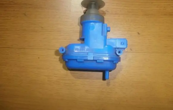 Audi 80 90 S2 B4 Central locking vacuum pump 893862153c