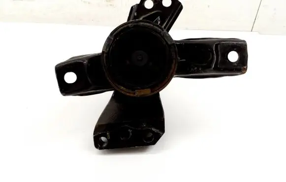 Hyundai Tucson TL Engine mount bracket
