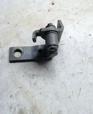 Ford Mondeo MK IV Front door lower hinge A046575