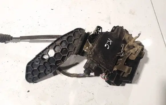 Volkswagen Golf IV Rear door lock 