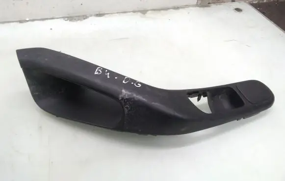 Volkswagen PASSAT B4 Rear door handle trim 