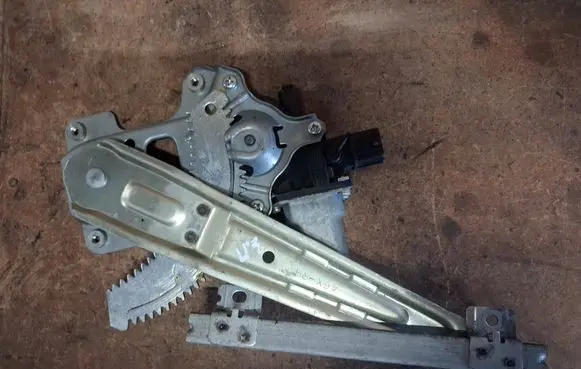 Peugeot 4007 Rear window lifting mechanism without motor 5713A085