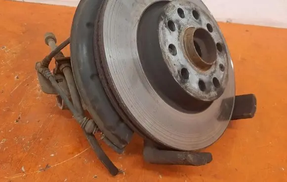 Skoda Octavia Mk2 (1Z) Front wheel hub spindle knuckle