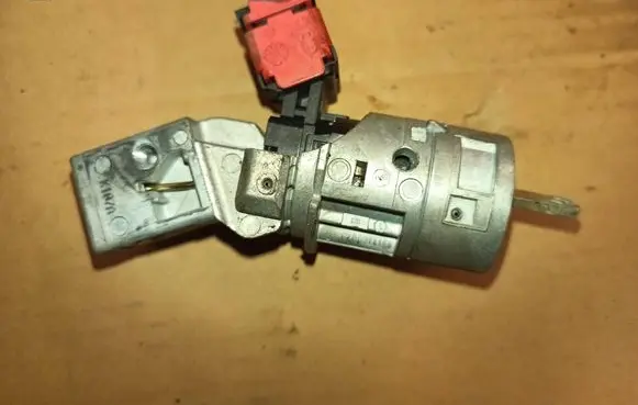 Renault Clio III Ignition lock 8200214168