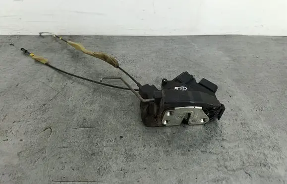 Mazda 5 Front door lock B82B84R