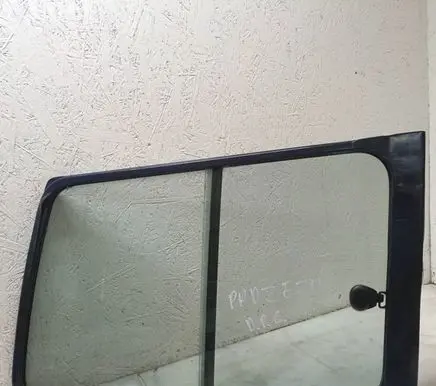 Mitsubishi Pajero Rear side window