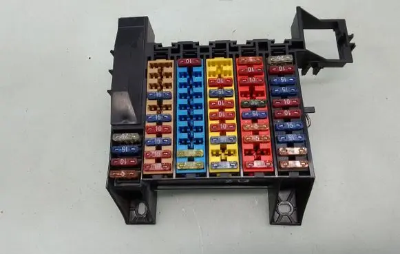 Audi A8 S8 D2 4D Fuse module 4D09418254