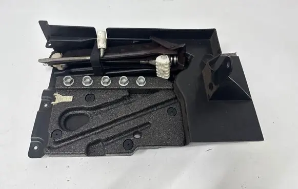 Mercedes-Benz C W203 Tool set 2038900061