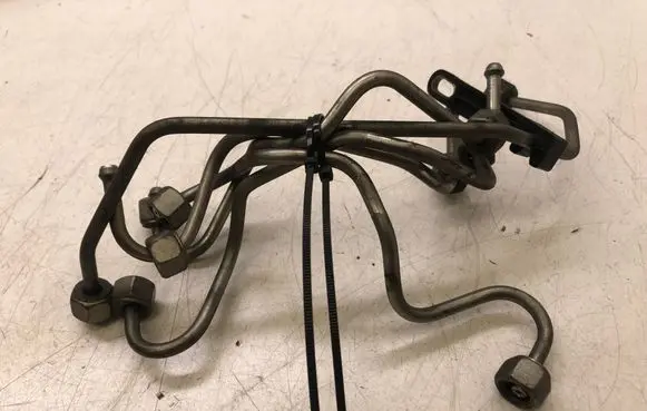 Fuel injector supply line/pipe