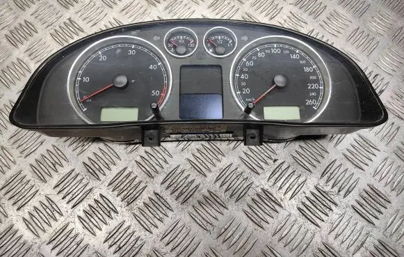 Volkswagen PASSAT B5 Speedometer (instrument cluster) 3B0920