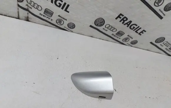 Volkswagen PASSAT B6 Front door handle cover 3C0837880