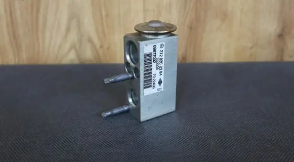 Mercedes-Benz E W212 Air conditioning (A/C) expansion valve 2128300284