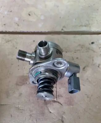 Mercedes-Benz E AMG W212 Fuel injection high pressure pump 0261520220 2005645227