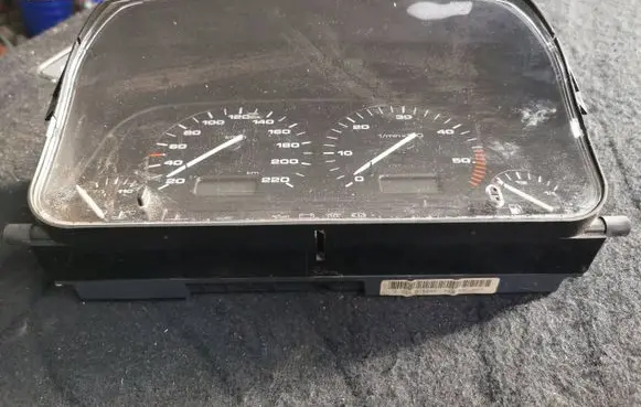 Volkswagen Golf III Speedometer (instrument cluster) 87001262
