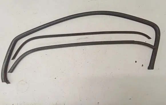 Opel Vivaro Front door glass trim molding 