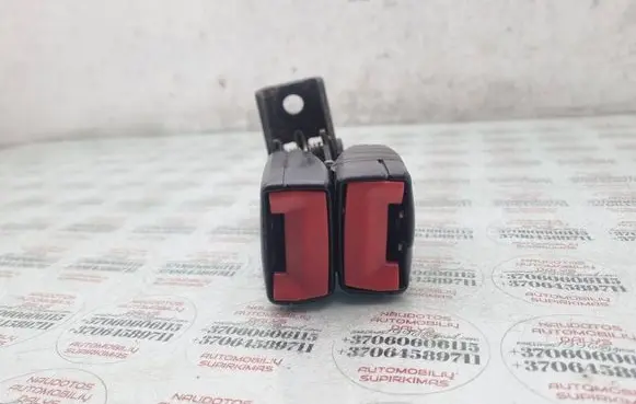 Volkswagen Touareg I Middle seatbelt buckle (rear) 7L0857822B