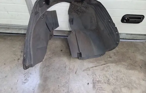 Front wheel arch liner splash guards
