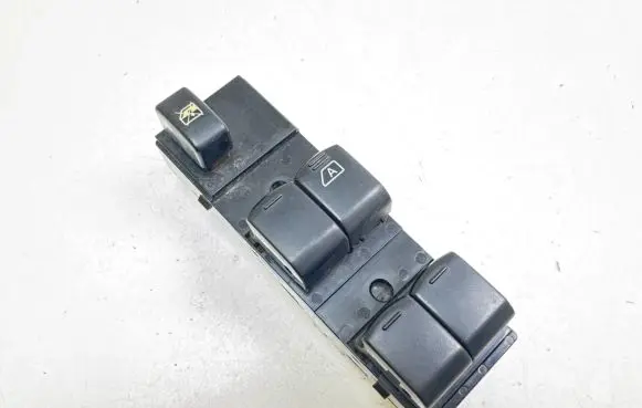 Nissan Qashqai Electric window control switch