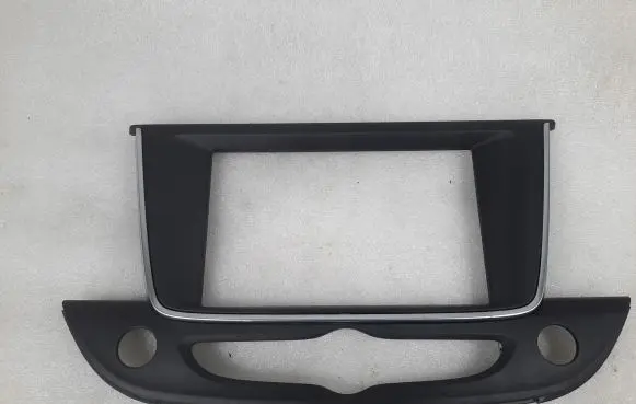 Radio/GPS head unit trim