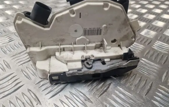 Volkswagen Amarok Rear door lock 5N0839016D