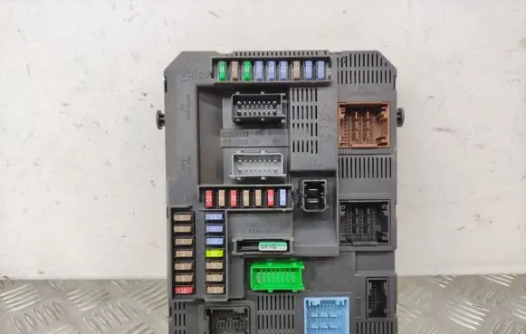 Peugeot 208 Fuse module 9807531680