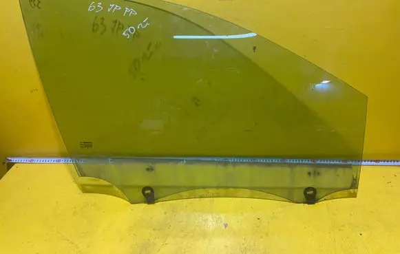 Renault Clio III Front door window glass four-door E243R009007