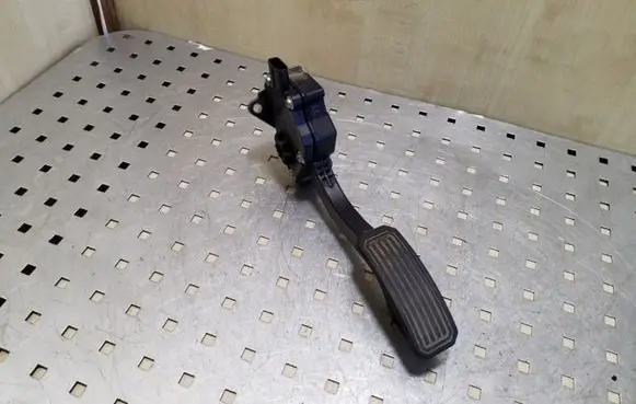 Toyota RAV 4 (XA30) Accelerator throttle pedal 7811042010 1988007270