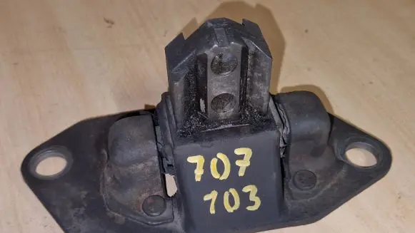 Volvo V70 Engine mount bracket 30748811