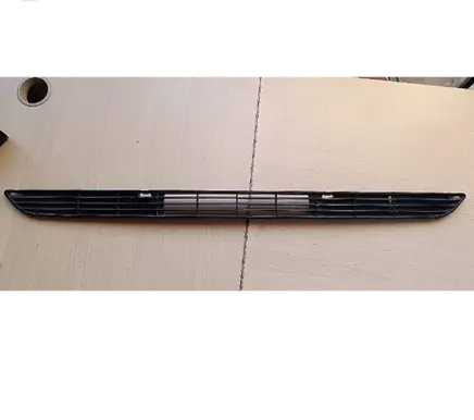 Audi 80 90 B2 Front bumper upper radiator grill 811853667