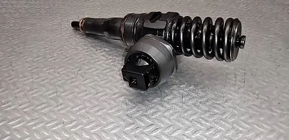 Volkswagen Golf IV Fuel injector 038130073AQ