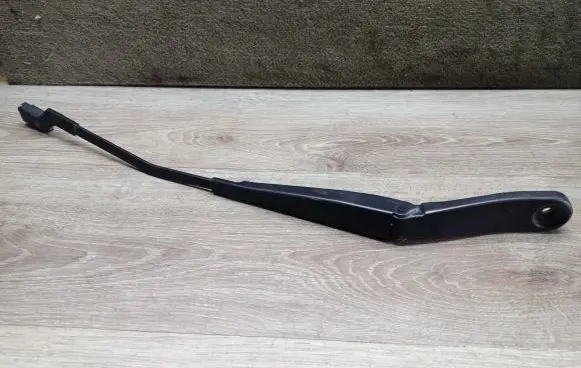 Front wiper blade arm