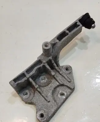 Mercedes-Benz C W205 Engine mount bracket