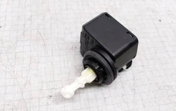 Audi A6 S6 C6 4F Headlight level adjustment motor 00883000