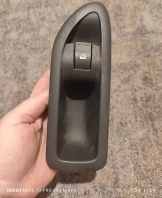 Renault Laguna II Quarter vent window switch 8200016014 28043 28070