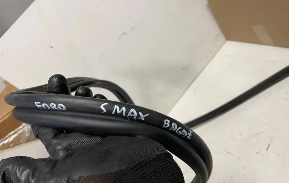 Trunk rubber seal (body)